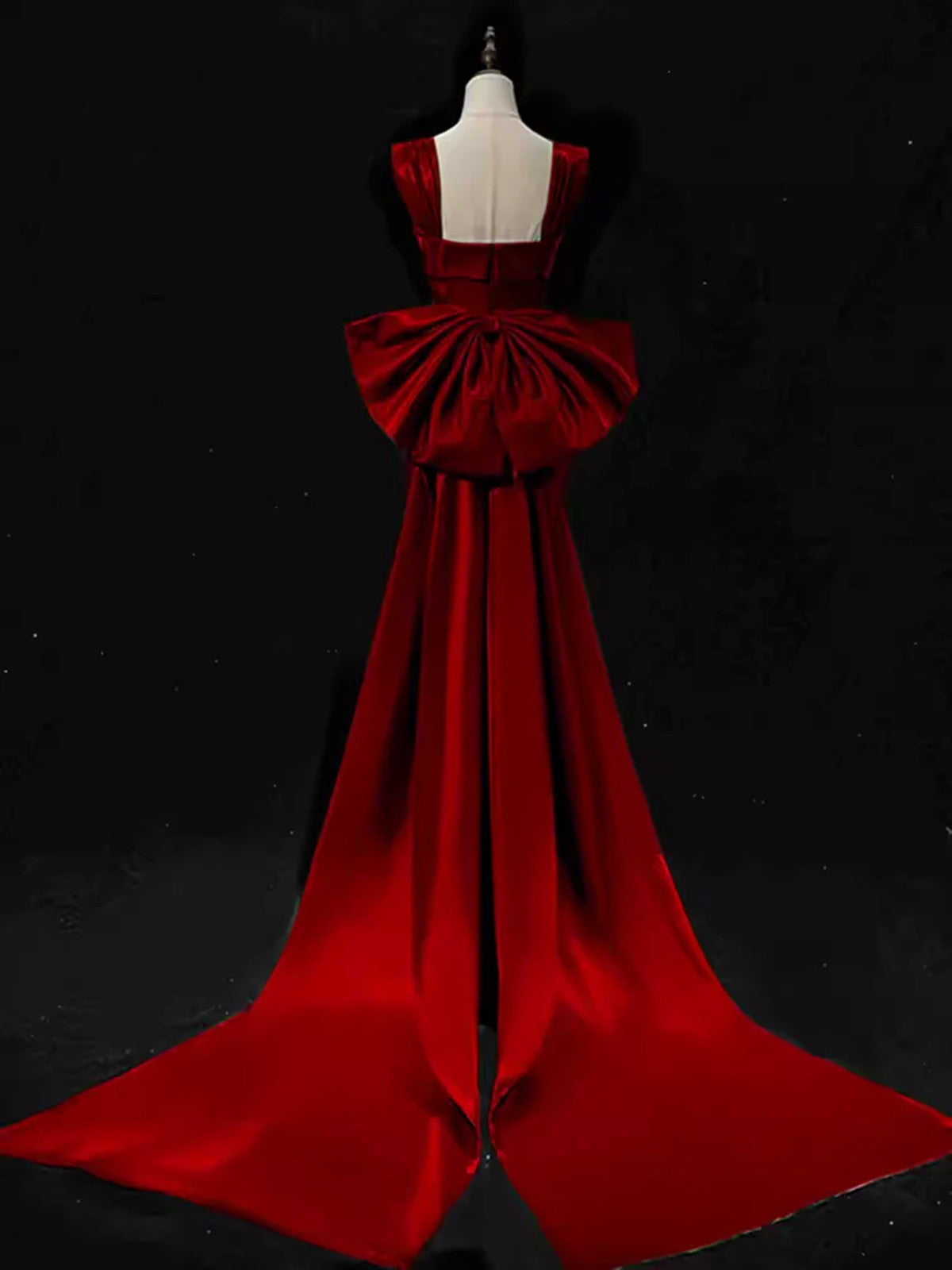Vestido formal largo estilo sirena con tirantes de satén color rojo vino 