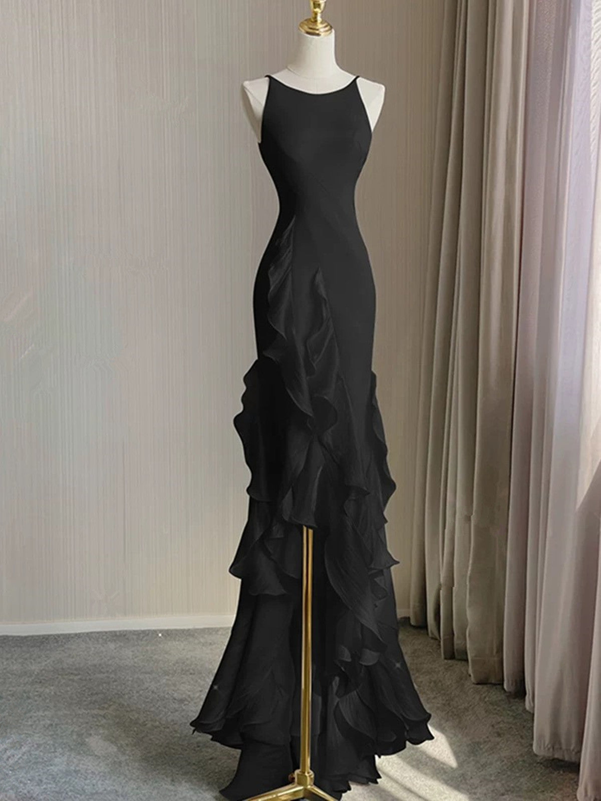 Vestido de fiesta negro de sirena con escote redondo y espalda baja 