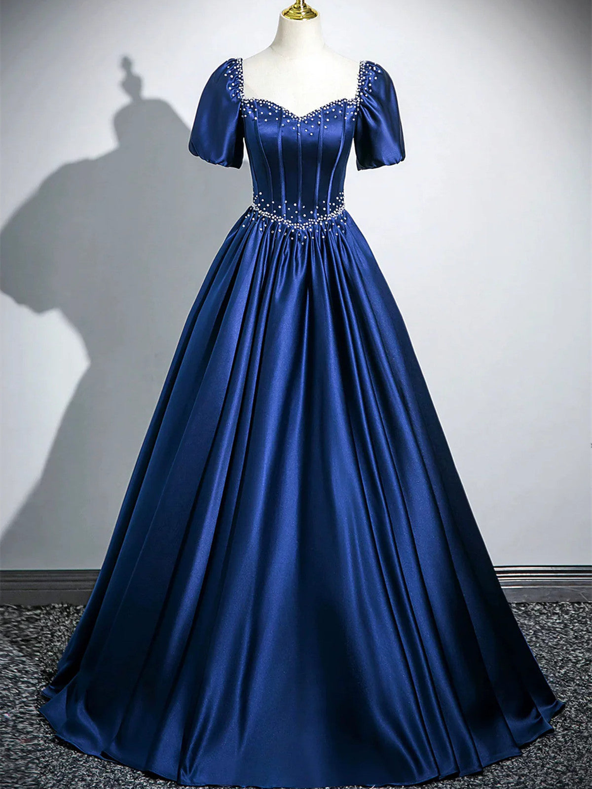 Vestido de fiesta de satén azul marino con escote en forma de corazón y perlas, mangas cortas 