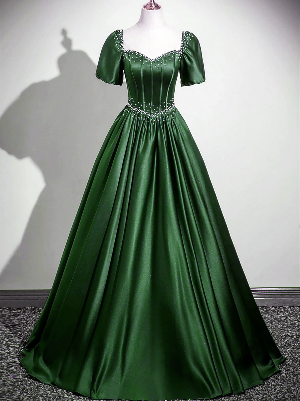 Vestido formal largo de satén verde con cuentas y mangas cortas 