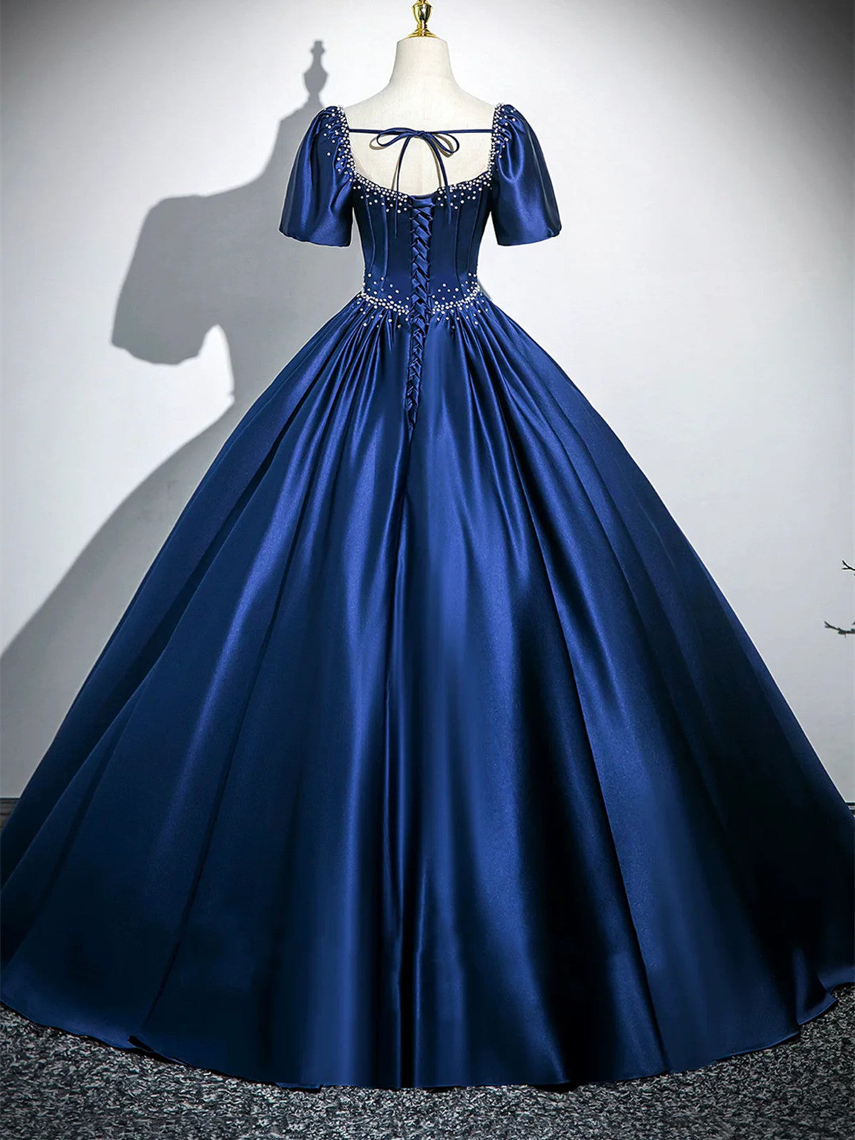 Vestido de fiesta de satén azul marino con escote en forma de corazón y perlas, mangas cortas 