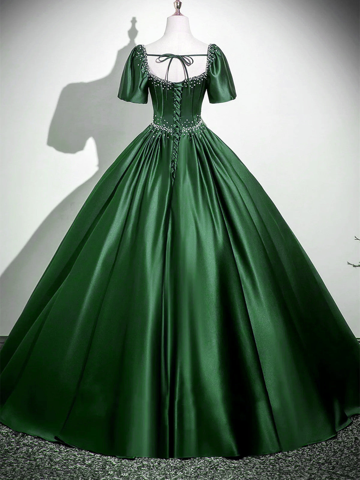 Vestido formal largo de satén verde con cuentas y mangas cortas 