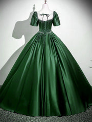Vestido formal largo de satén verde con cuentas y mangas cortas 