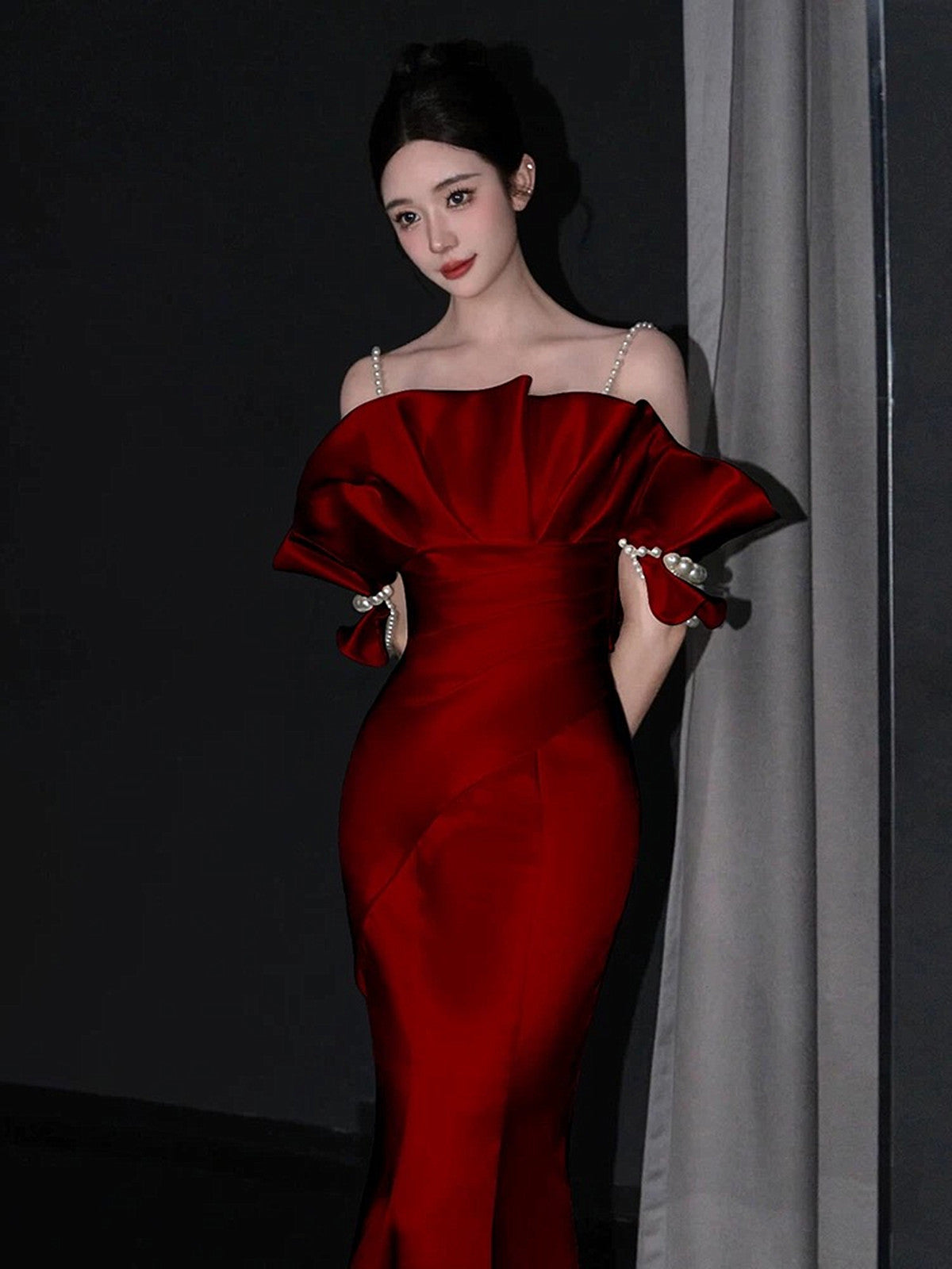 Vestido de fiesta de sirena de satén rojo vino con perlas y hombros descubiertos 