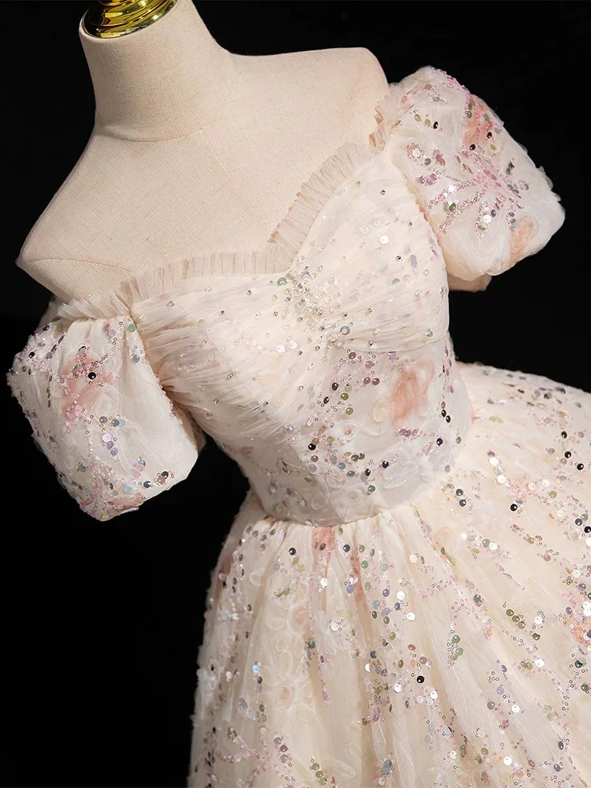 Precioso vestido de fiesta de escote corazón color champán con mangas cortas 