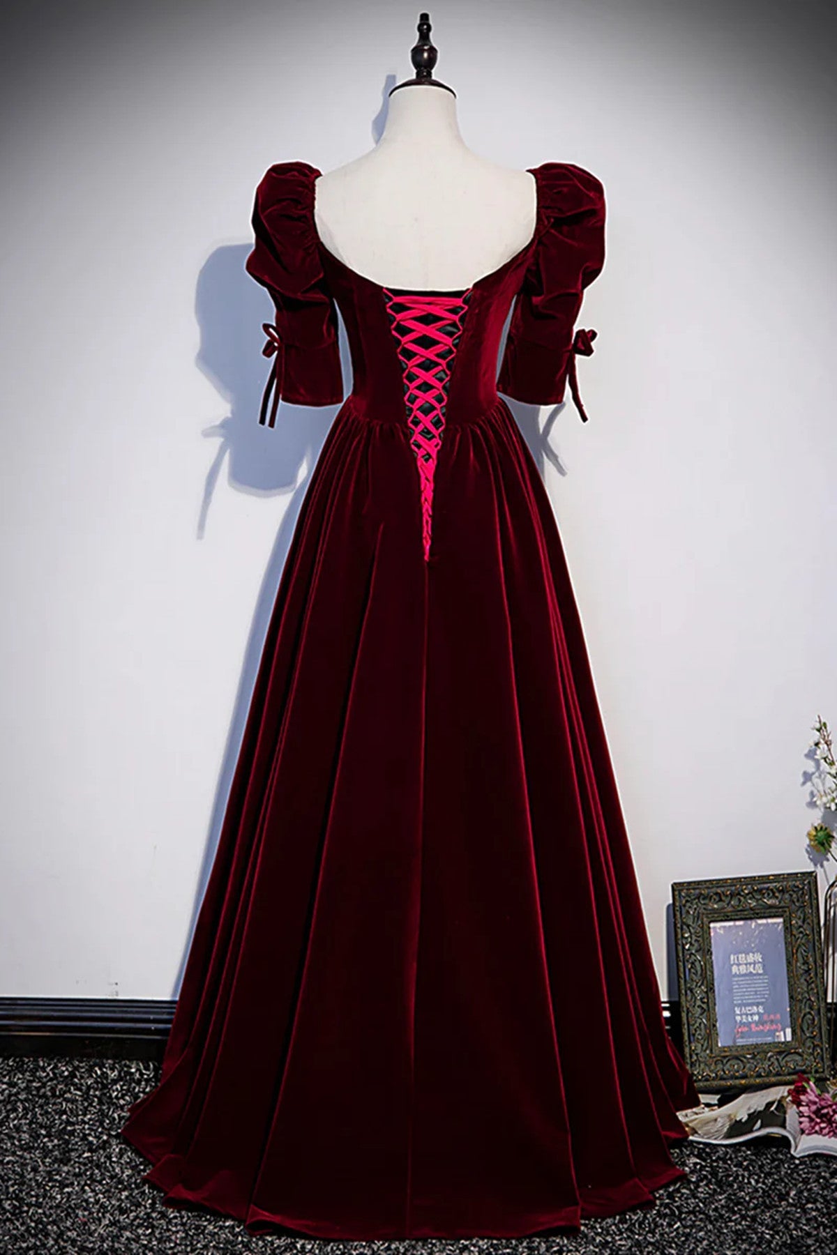 Vestido de fiesta de boda de terciopelo rojo vino con mangas cortas y corte A 
