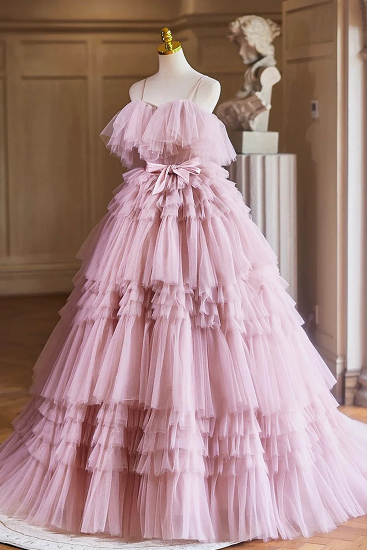 Vestido de fiesta de tul rosa con tirantes y capas 