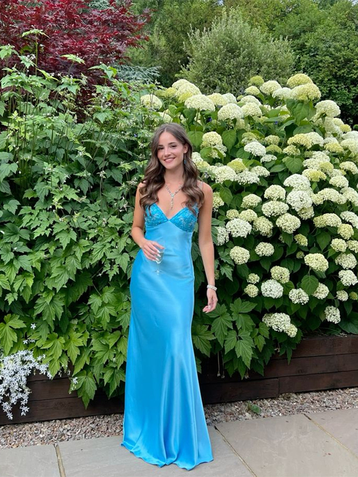 Precioso vestido de fiesta formal con escote en forma de corazón y tirantes largos azules 