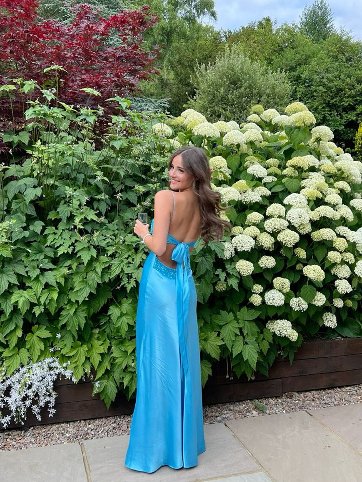 Precioso vestido de fiesta formal con escote en forma de corazón y tirantes largos azules 