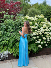 Precioso vestido de fiesta formal con escote en forma de corazón y tirantes largos azules 