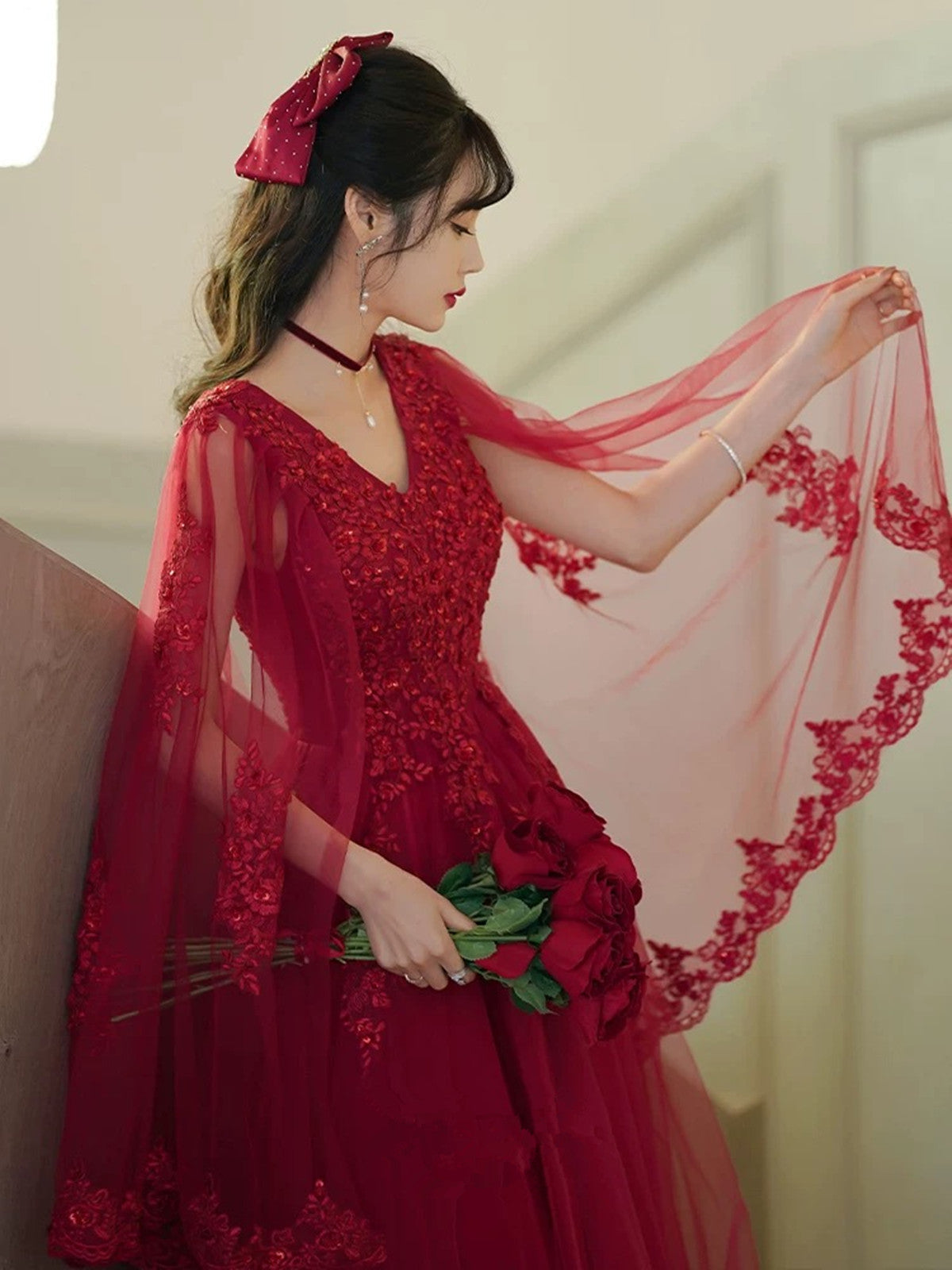 Vestido de fiesta de tul rojo vino con escote en V y apliques de encaje 