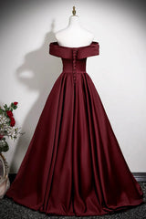 Vestido de fiesta de satén rojo vino con hombros descubiertos, corte A y largo hasta el suelo 