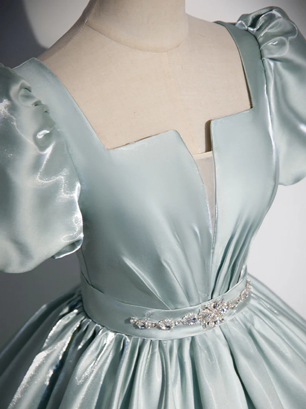 Vestido de fiesta de satén verde con mangas cortas y corte A 