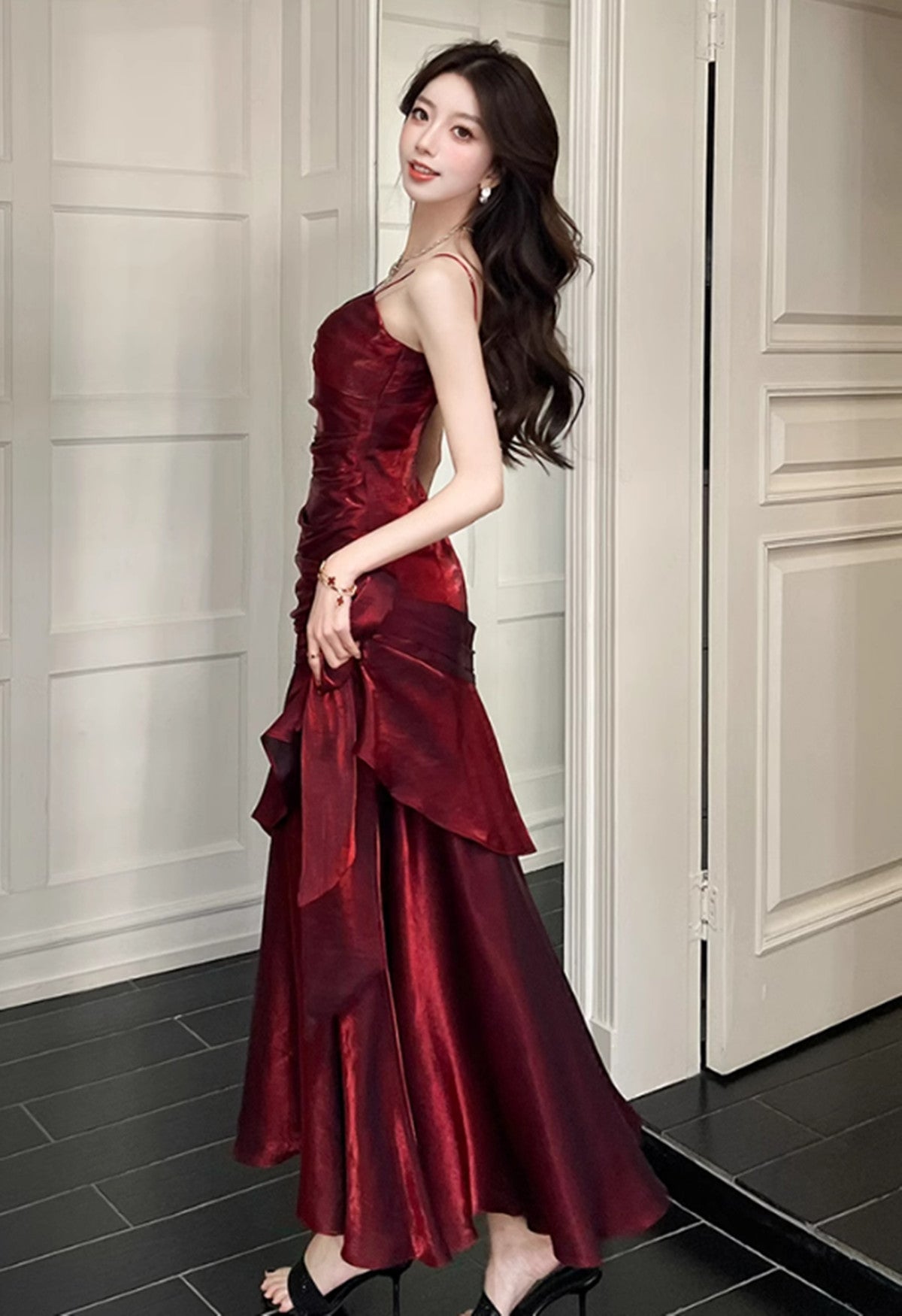 Vestido de fiesta de satén con escote corazón y tirantes de sirena en color rojo vino 
