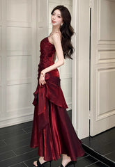 Vestido de fiesta de satén con escote corazón y tirantes de sirena en color rojo vino 