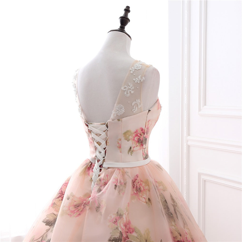 Hermoso vestido formal de organza con flores y encaje 