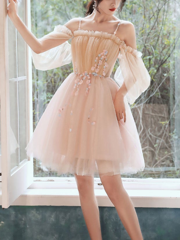Precioso vestido de fiesta corto en rosa claro y champán con apliques de encaje. Vestidos cortos para el regreso a casa. 