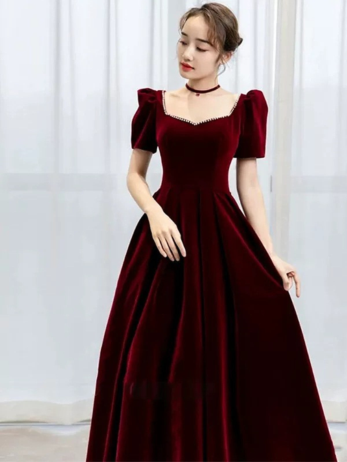 Vestido de fiesta de terciopelo rojo vino con mangas cortas y cuentas 