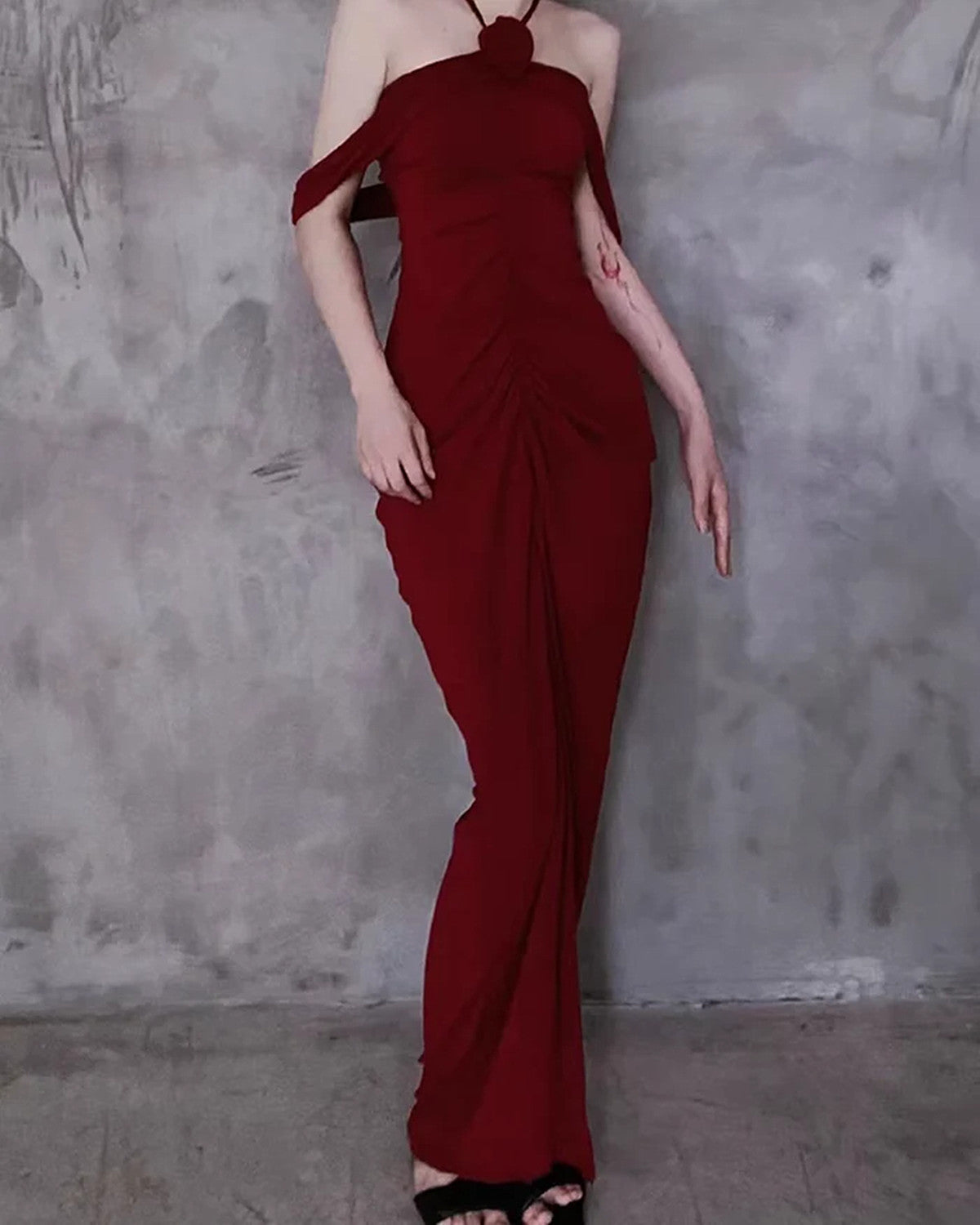 Vestido de fiesta rojo vino con cuello halter y hombros descubiertos 
