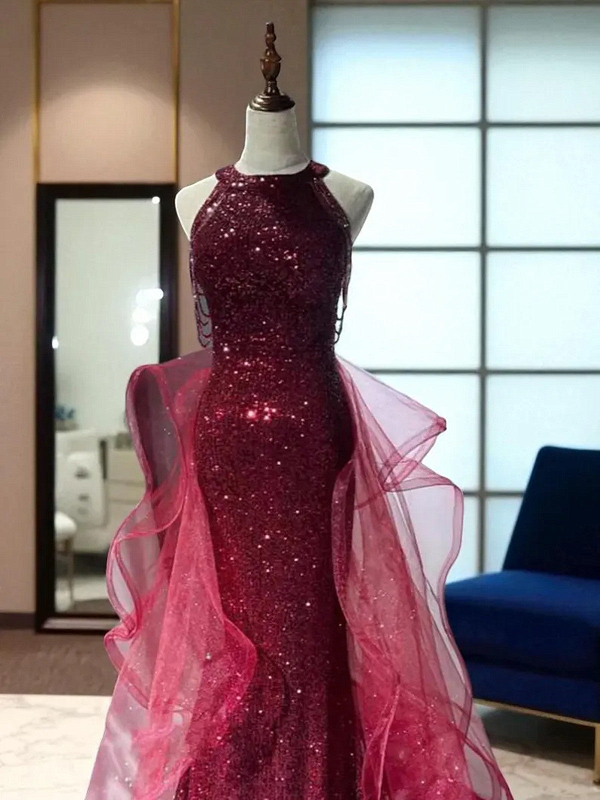 Precioso vestido de fiesta largo con cuello halter de tul y lentejuelas color rojo vino 