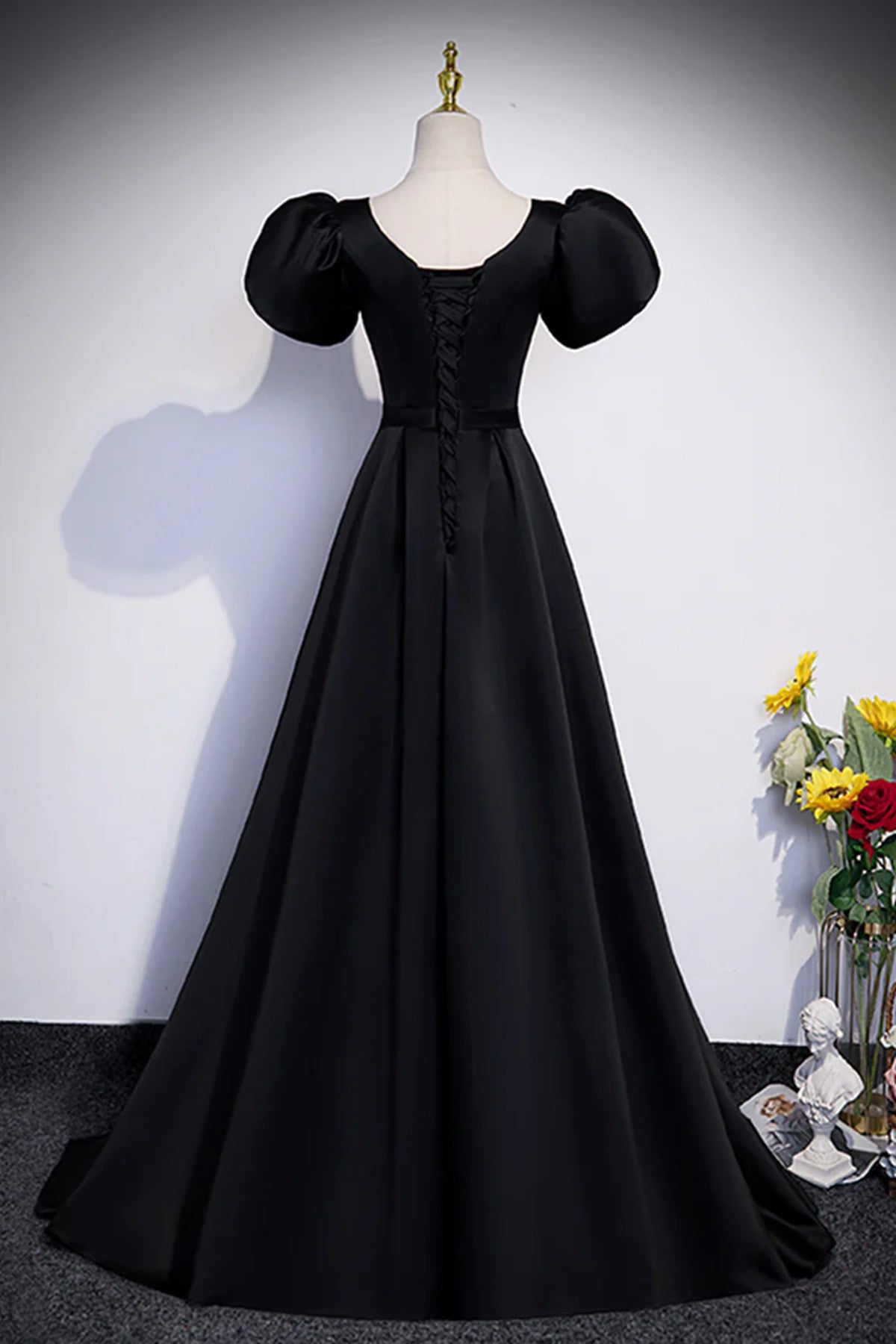Vestido de fiesta negro de satén con hombros descubiertos y corte en A 