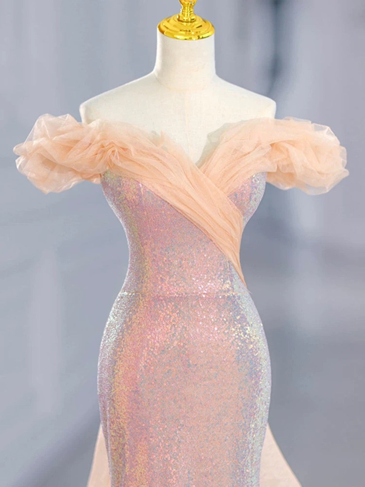 Precioso vestido de fiesta de sirena con lentejuelas y hombros descubiertos 