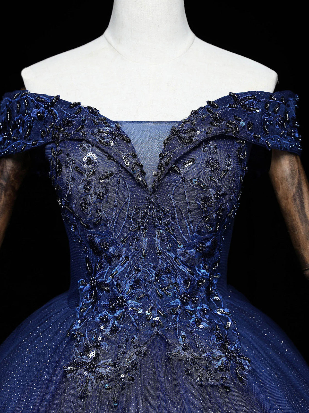 Vestido de fiesta azul marino con hombros descubiertos y tul 