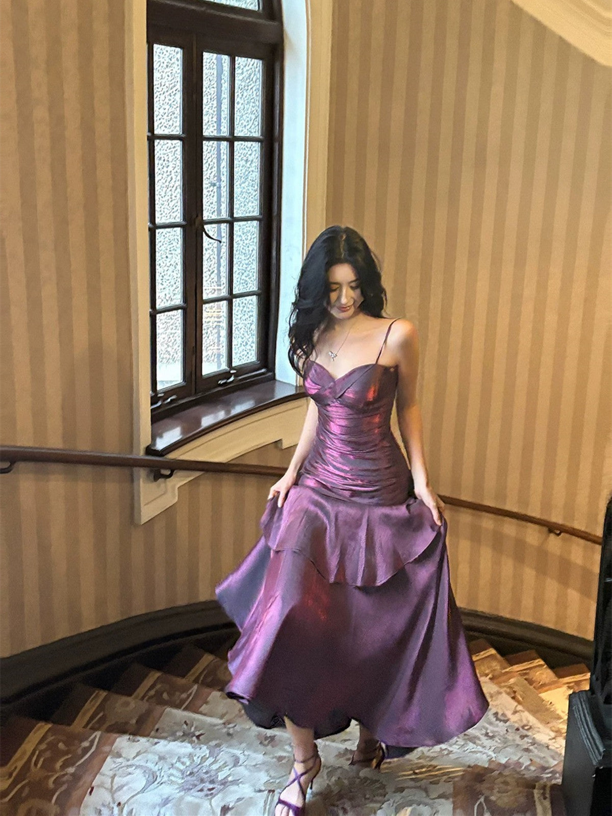 Precioso vestido formal largo de sirena con tirantes de satén morado 