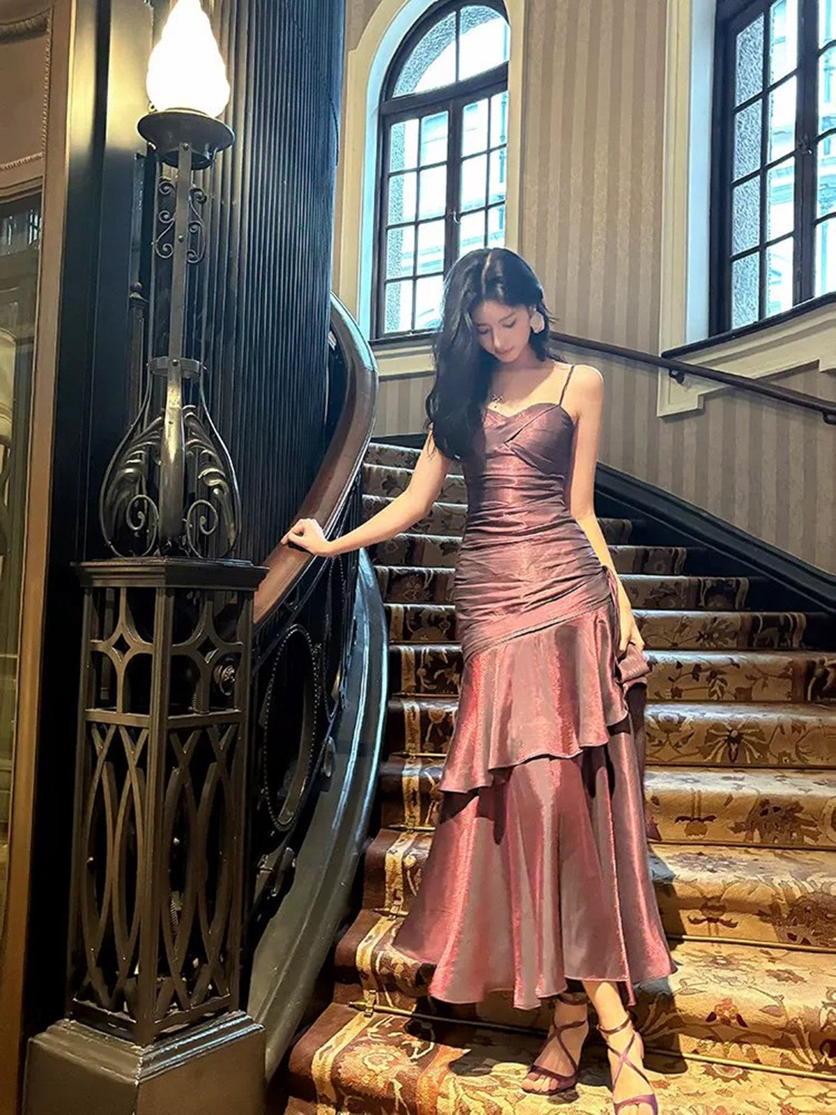Precioso vestido formal largo de sirena con tirantes de satén morado 