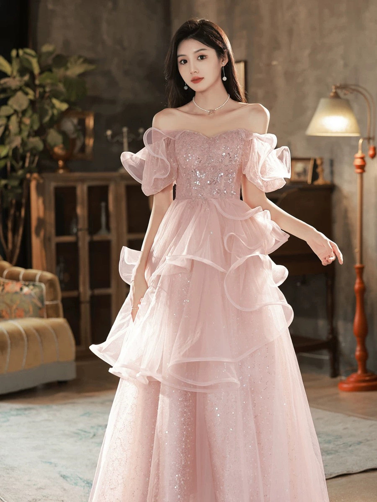 Vestido de fiesta largo de tul rosa brillante con hombros descubiertos 
