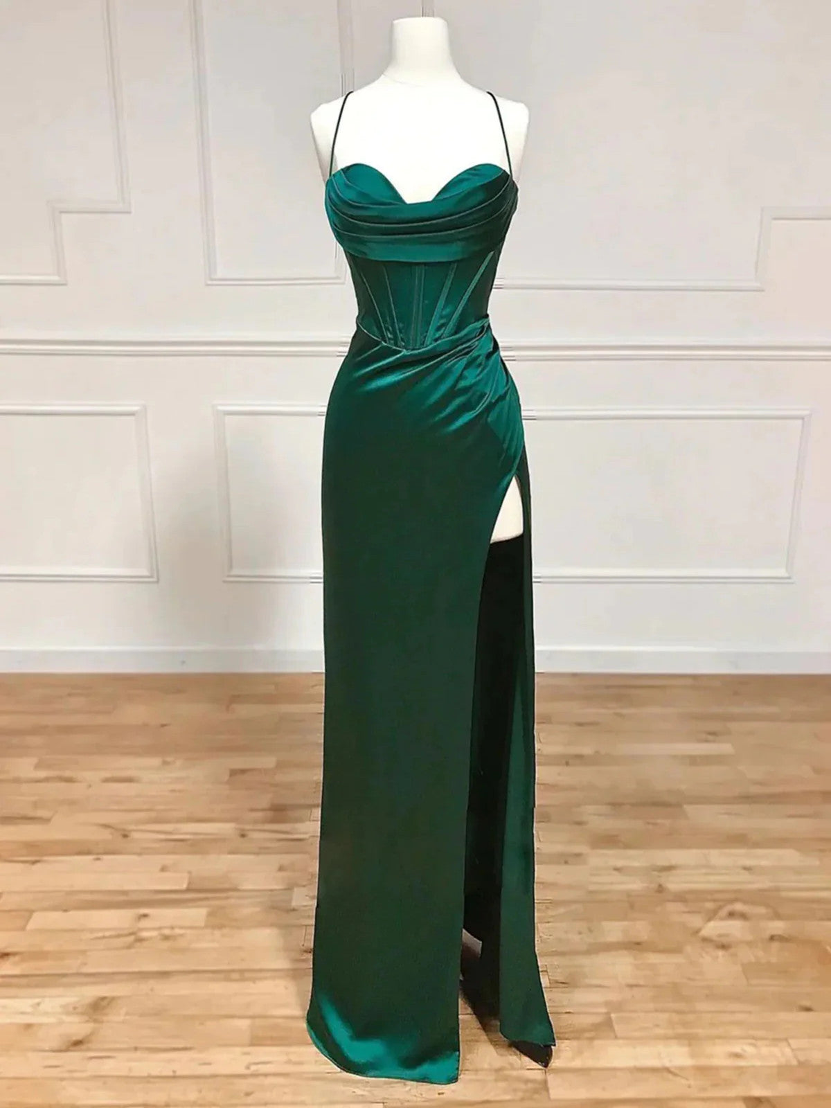 Vestido de fiesta verde satinado con espalda cruzada y abertura hasta el suelo 