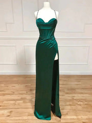 Vestido de fiesta verde satinado con espalda cruzada y abertura hasta el suelo 