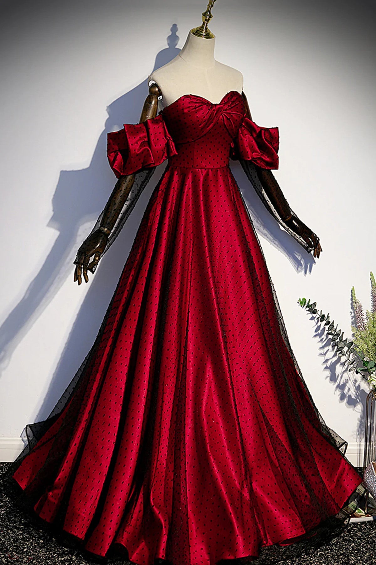 Precioso vestido de fiesta negro y rojo con escote en forma de corazón y hombros descubiertos 