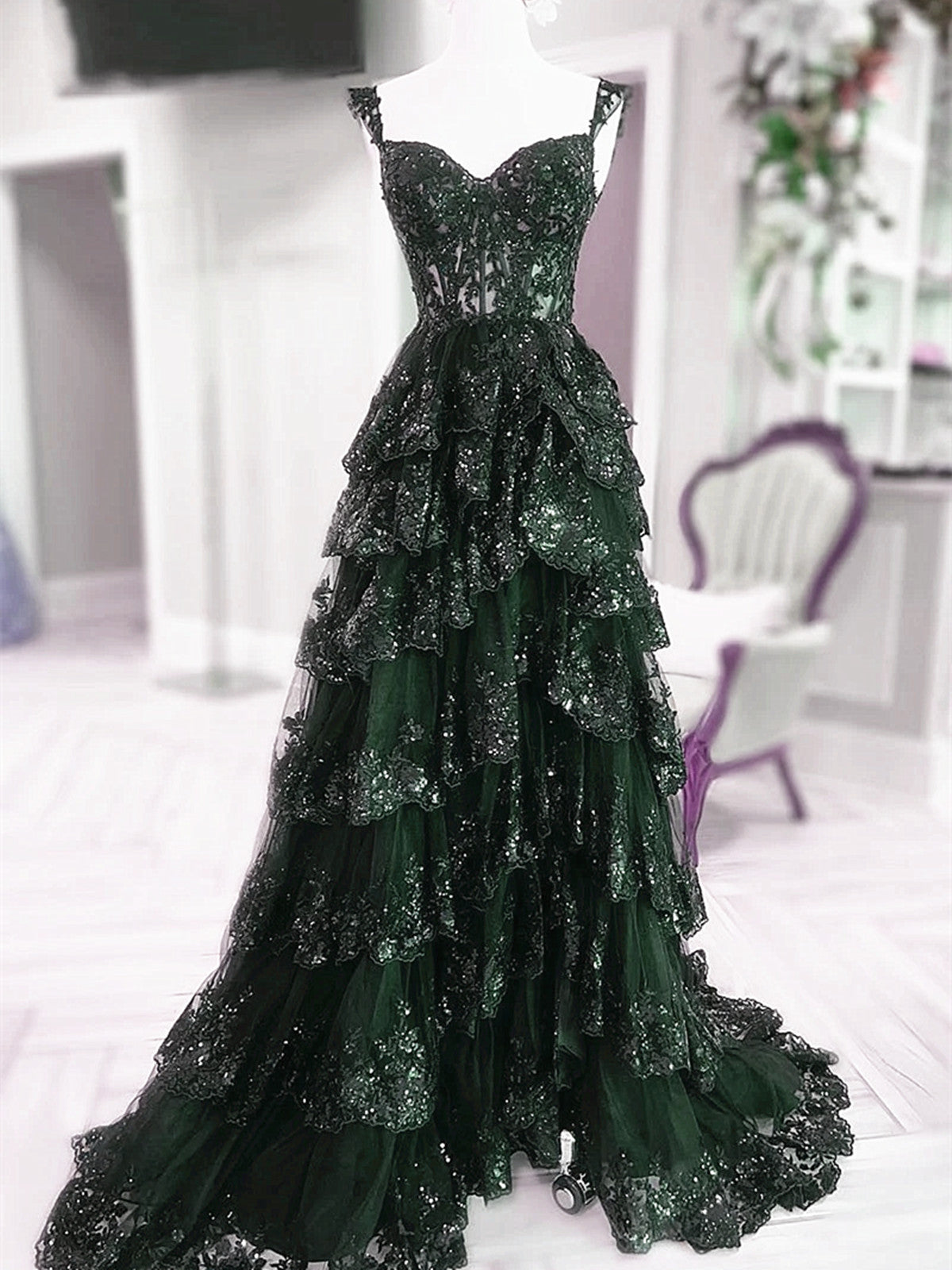Precioso vestido de fiesta de capas de tul verde con tirantes de encaje 
