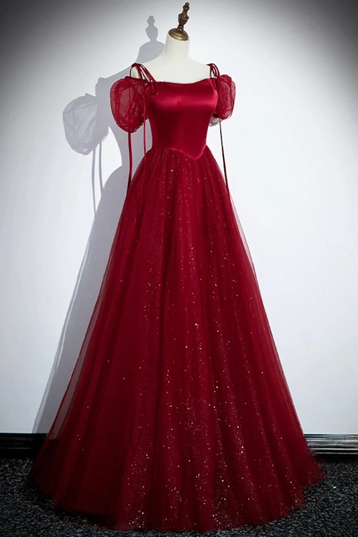 Precioso vestido de fiesta de corte A en tul y lentejuelas color rojo vino 