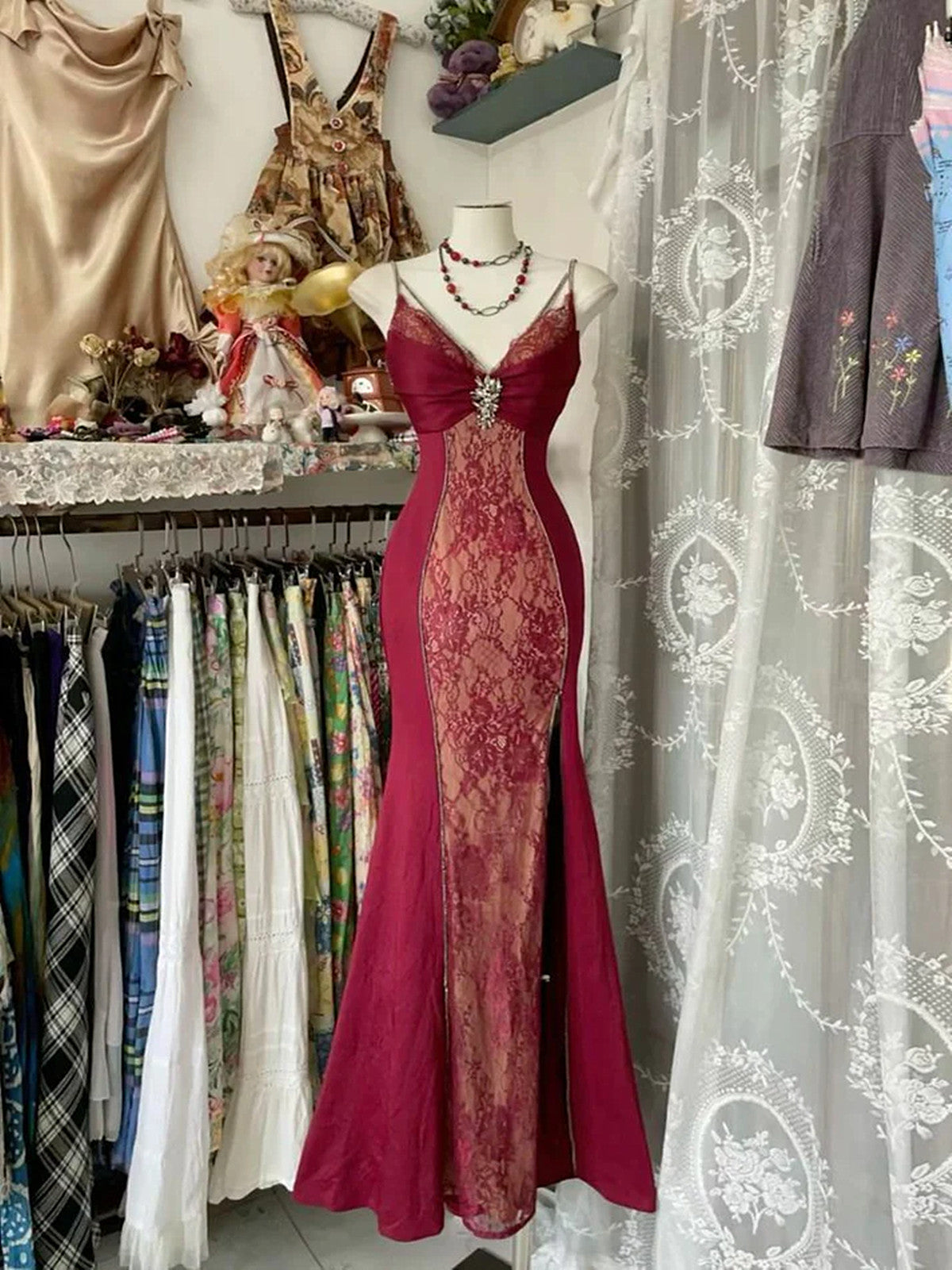 Vestido de fiesta de sirena con tirantes de encaje y cuentas en color rojo vino 
