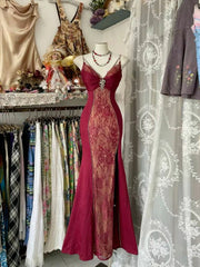 Vestido de fiesta de sirena con tirantes de encaje y cuentas en color rojo vino 