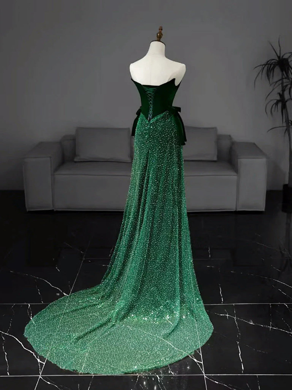 Vestido de fiesta largo de terciopelo y lentejuelas verde sin tirantes 