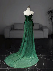 Vestido de fiesta largo de terciopelo y lentejuelas verde sin tirantes 