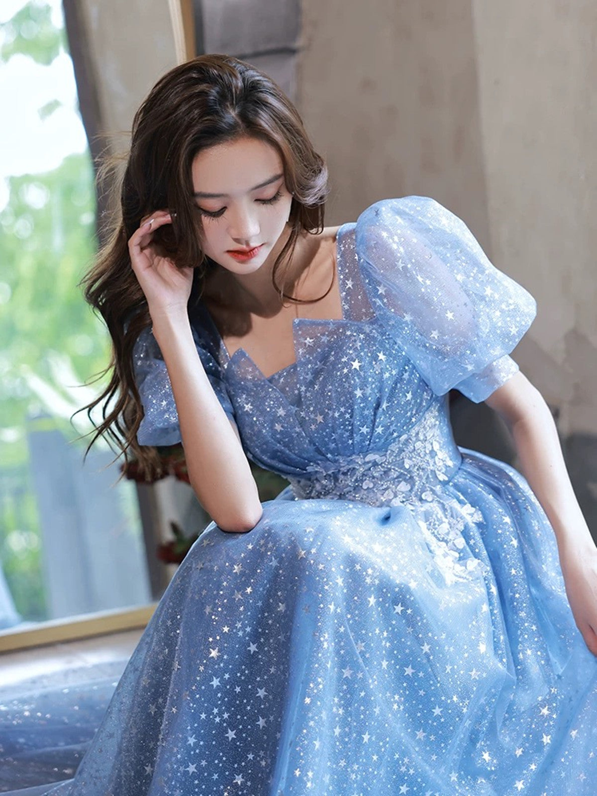 Vestido de fiesta largo de corte A, azul claro, de manga corta y con apliques de encaje 