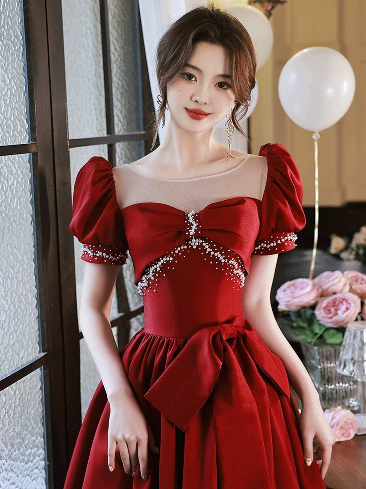 Vestido de fiesta largo de satén rojo vino con mangas cortas y perlas 