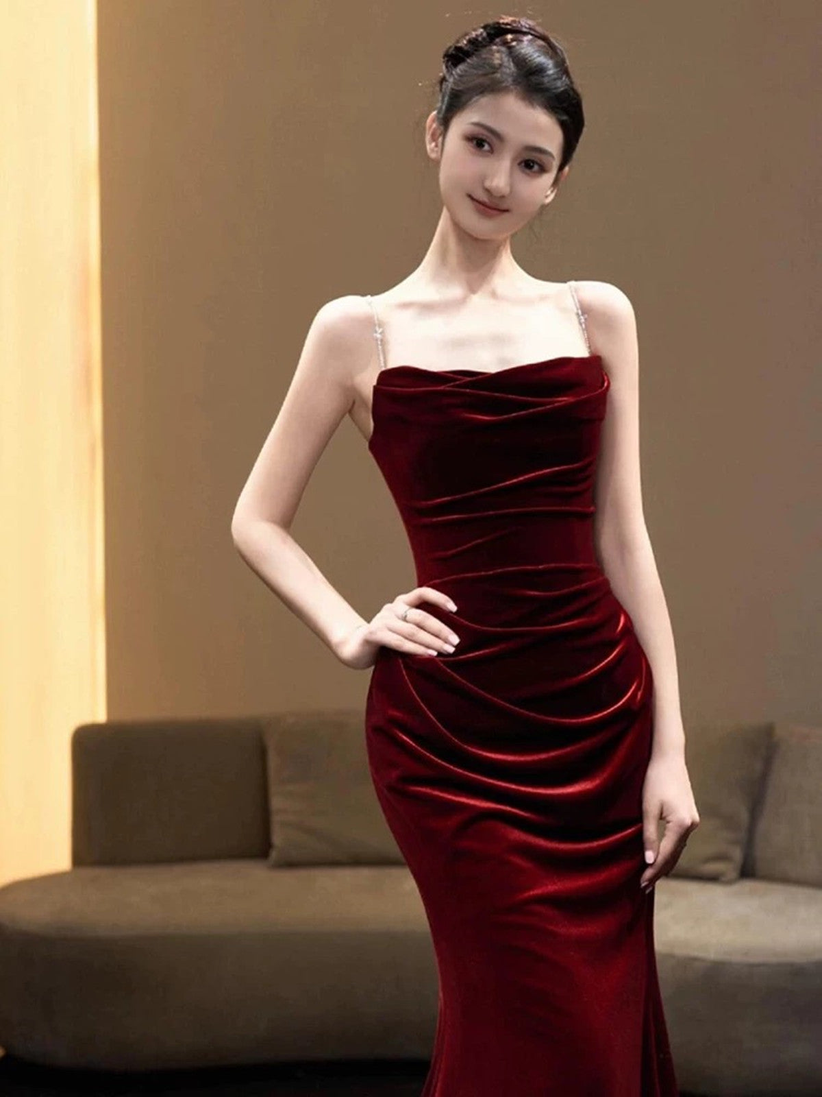 Vestido largo de fiesta con tirantes de terciopelo estilo sirena color rojo vino 