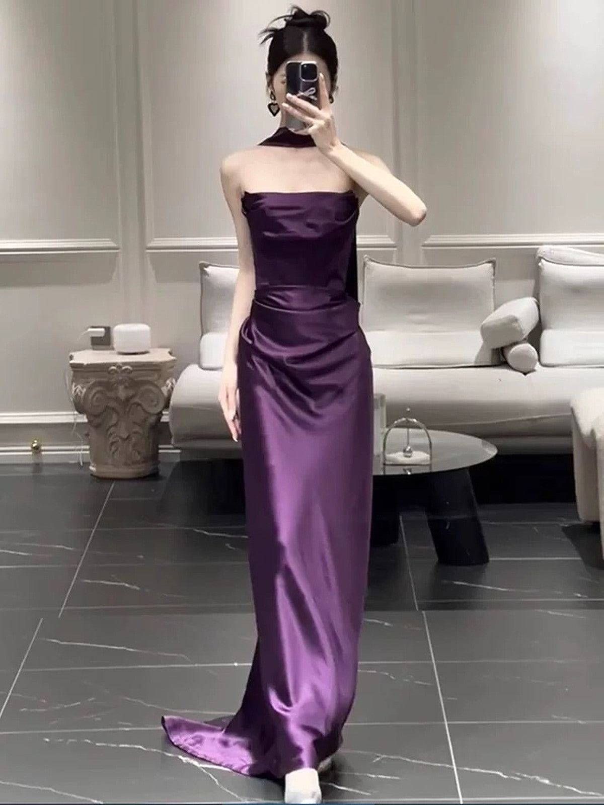 Vestido de fiesta largo sin tirantes de satén suave morado 