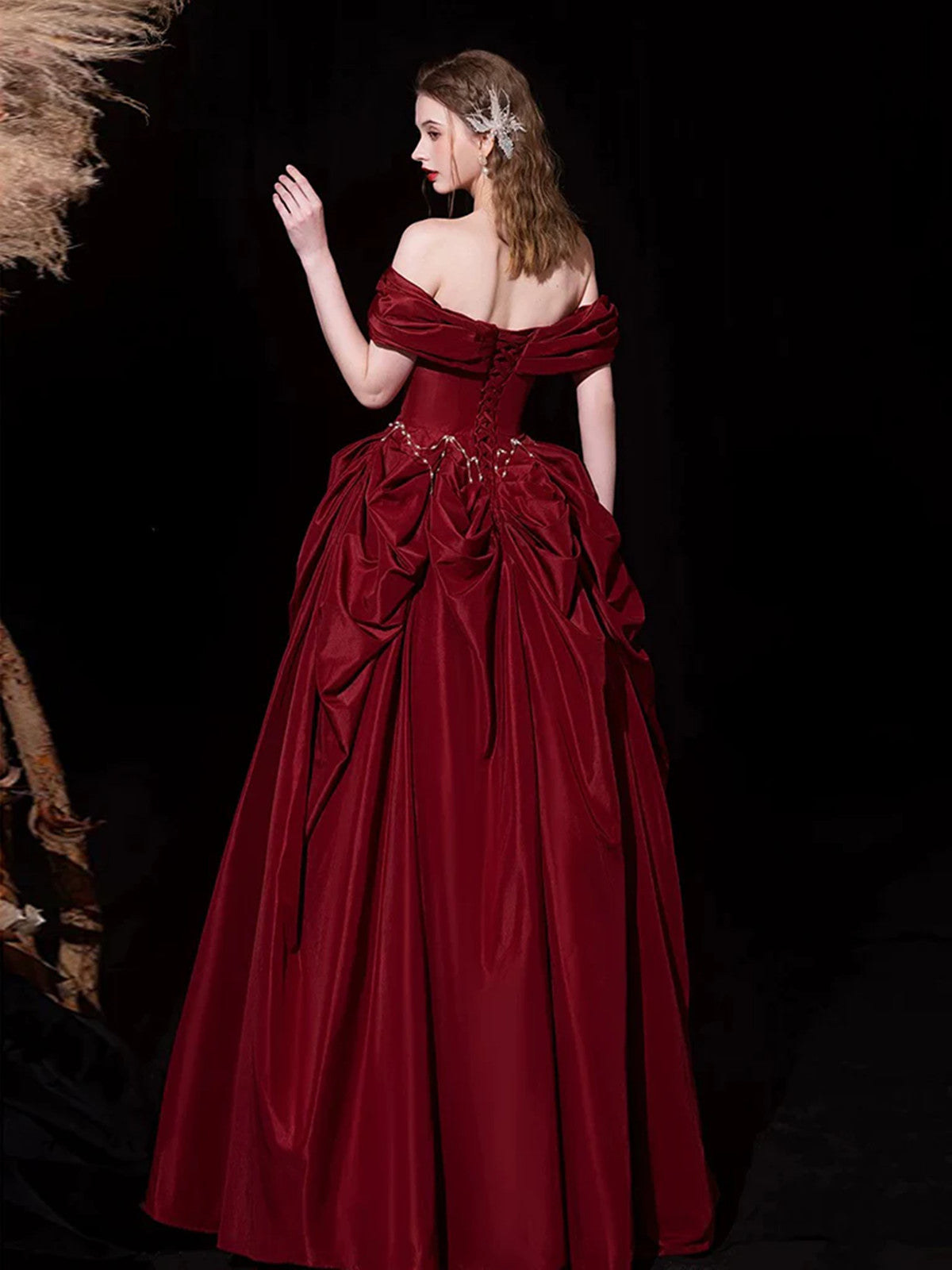 Vestido de fiesta largo con hombros descubiertos y escote en forma de corazón en color rojo vino 