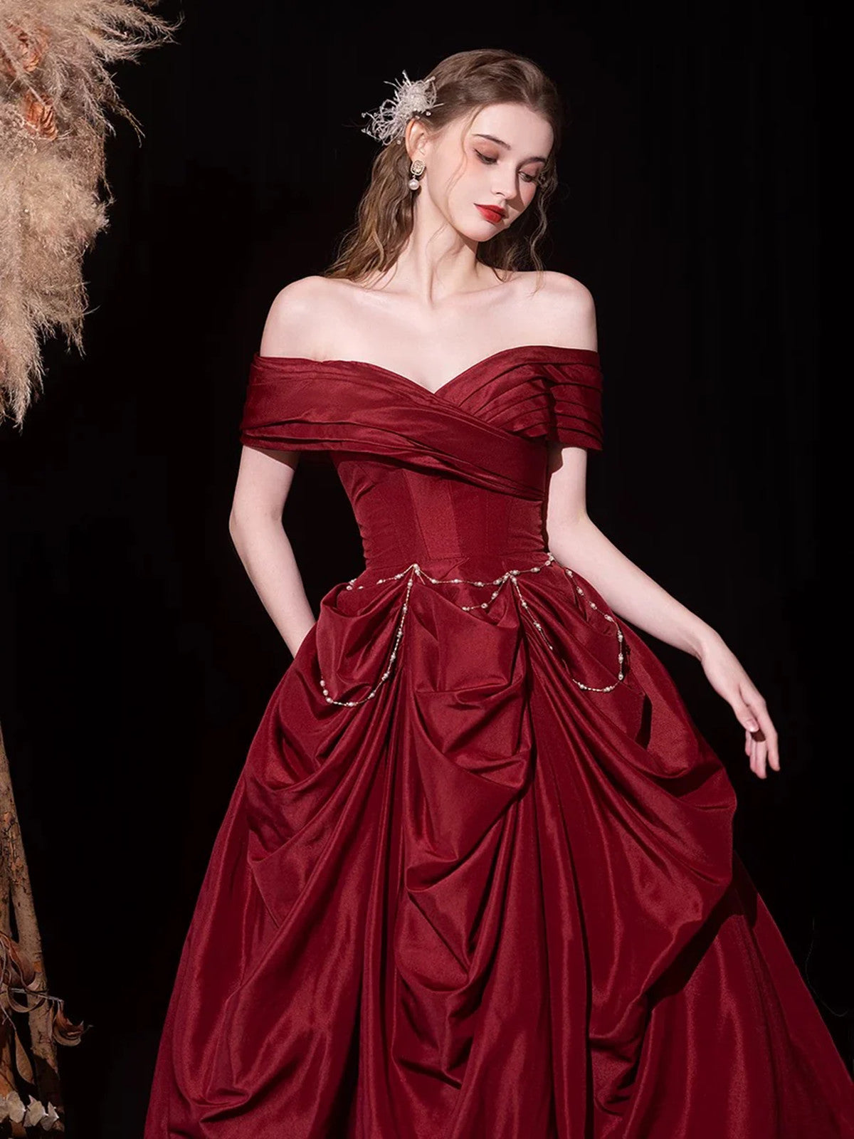 Vestido de fiesta largo con hombros descubiertos y escote en forma de corazón en color rojo vino 
