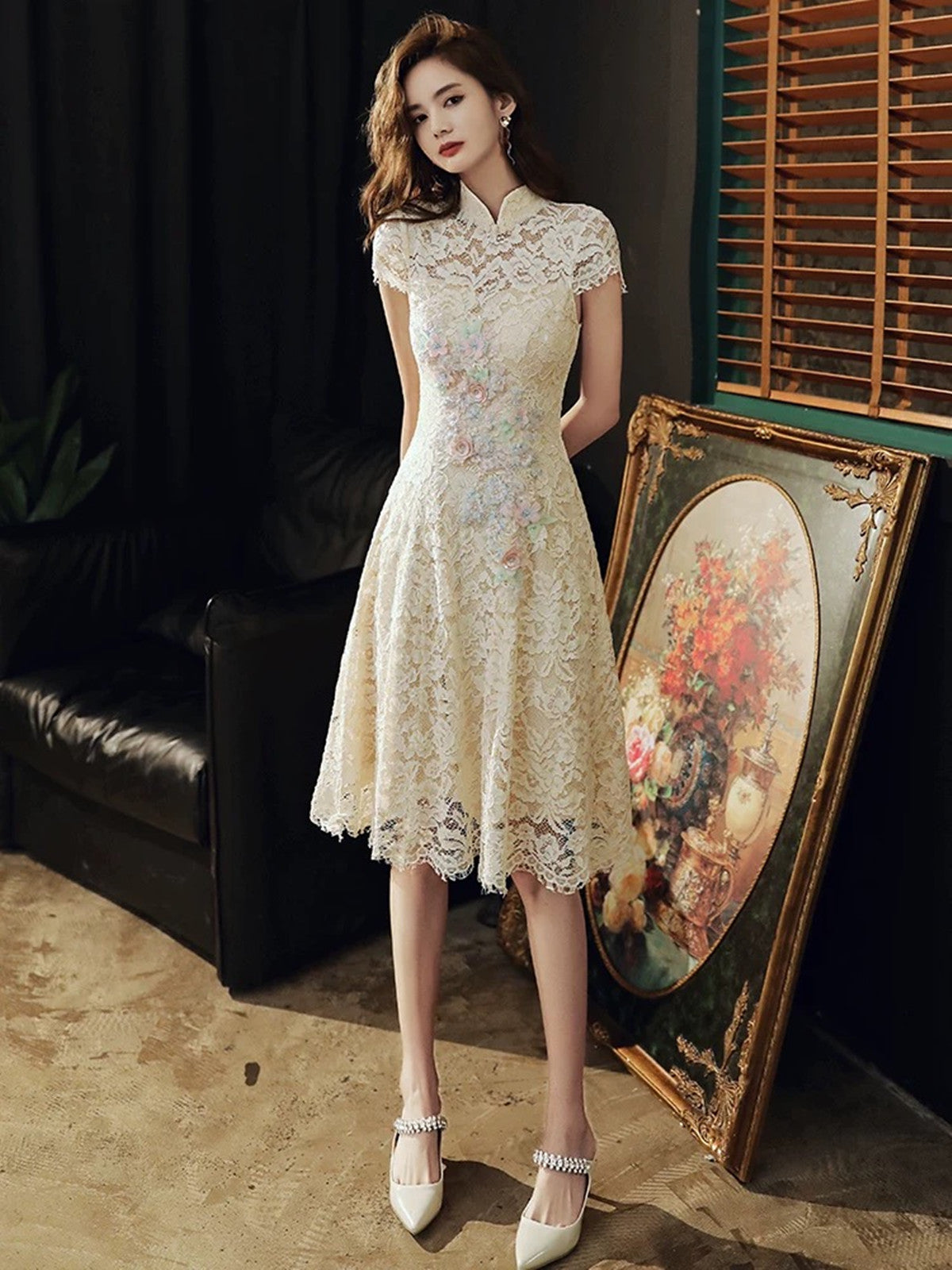 Vestido de fiesta de boda con escote alto y encaje color champán claro 