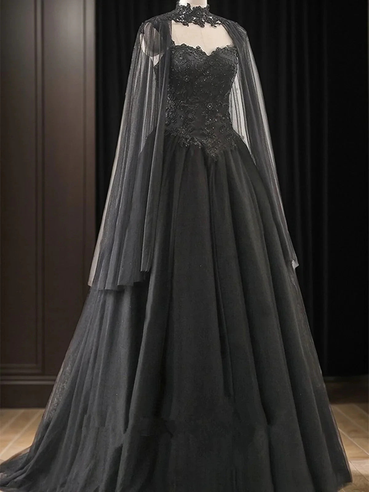 Vestido de fiesta largo de tul negro en forma de A con cofia 