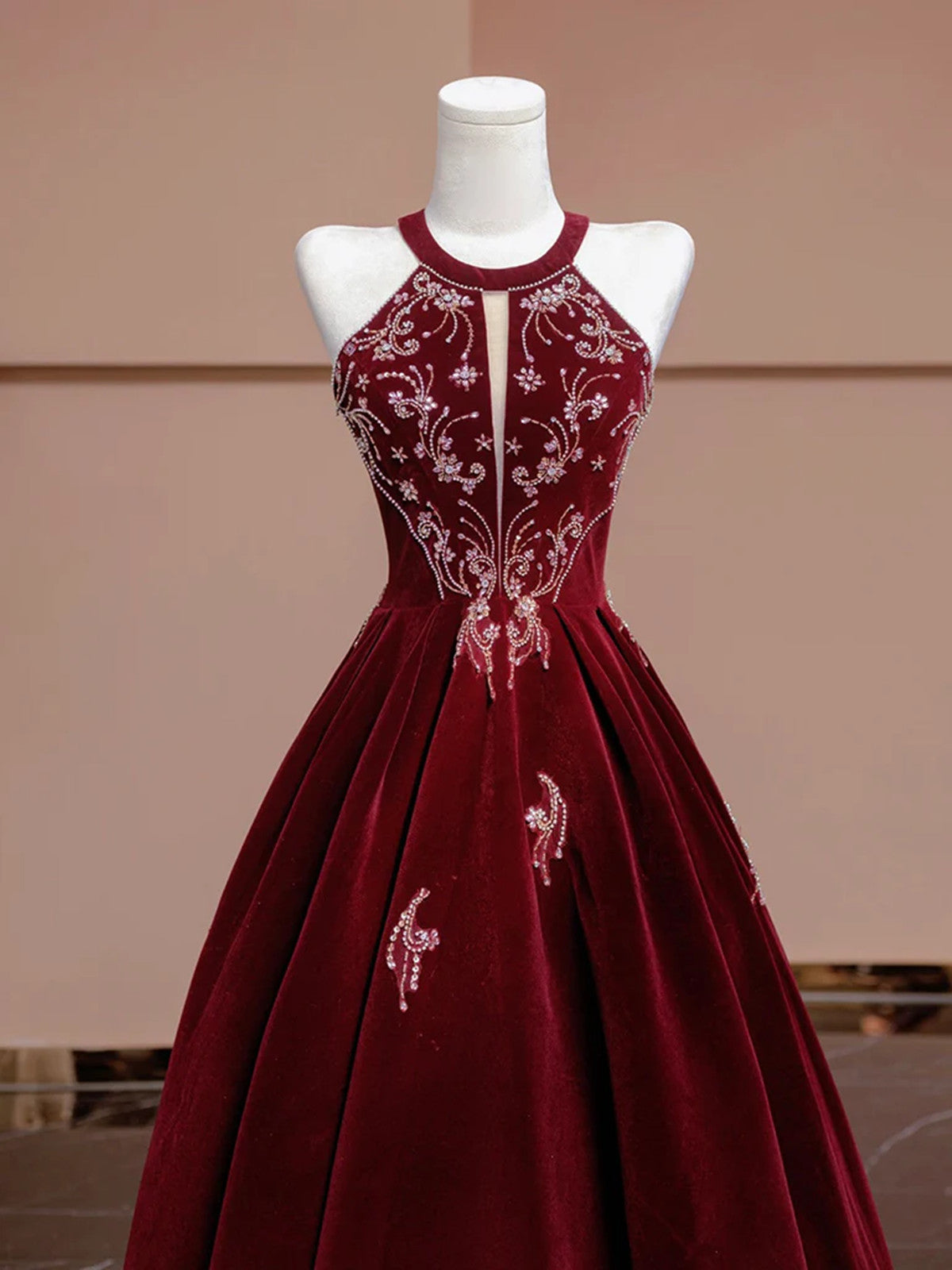 Vestido de noche de terciopelo rojo vino con cuello halter y cuentas, corte A 