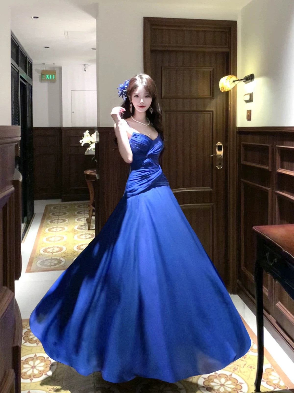 Vestido de noche azul de gasa con corte en A y largo hasta el suelo 