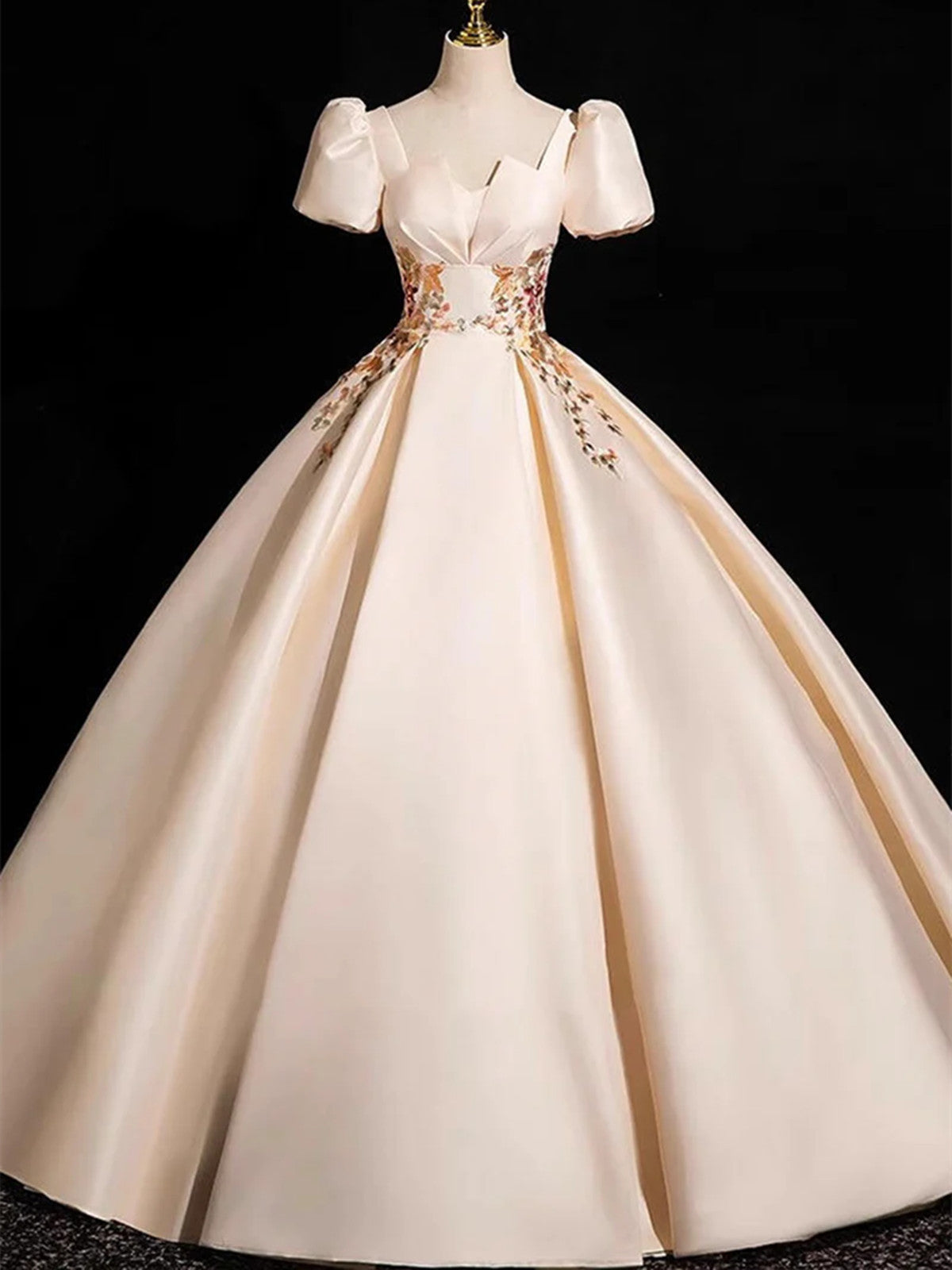 Vestido de fiesta de satén color champán con mangas cortas y corte A 